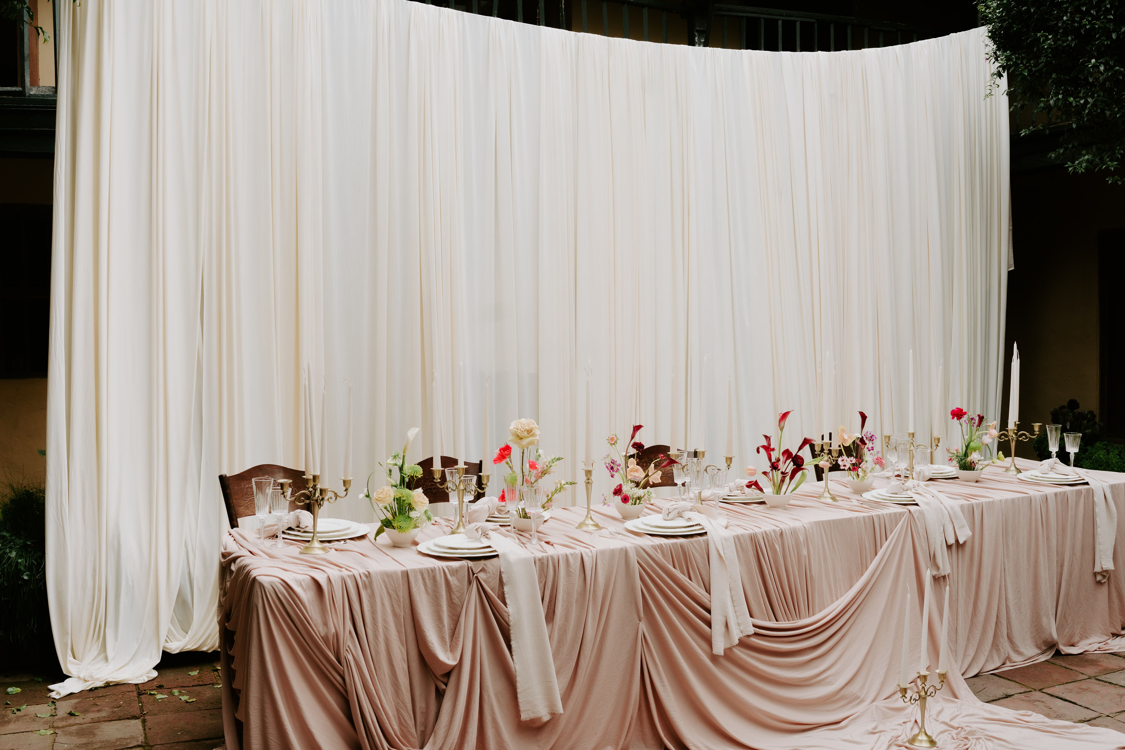 Editorial Floralveil — composición floral delicada