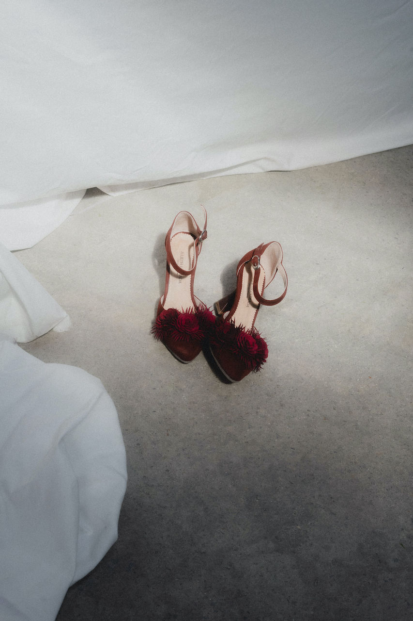 Dirección visual editorial contemporánea con tonos hueso y nude