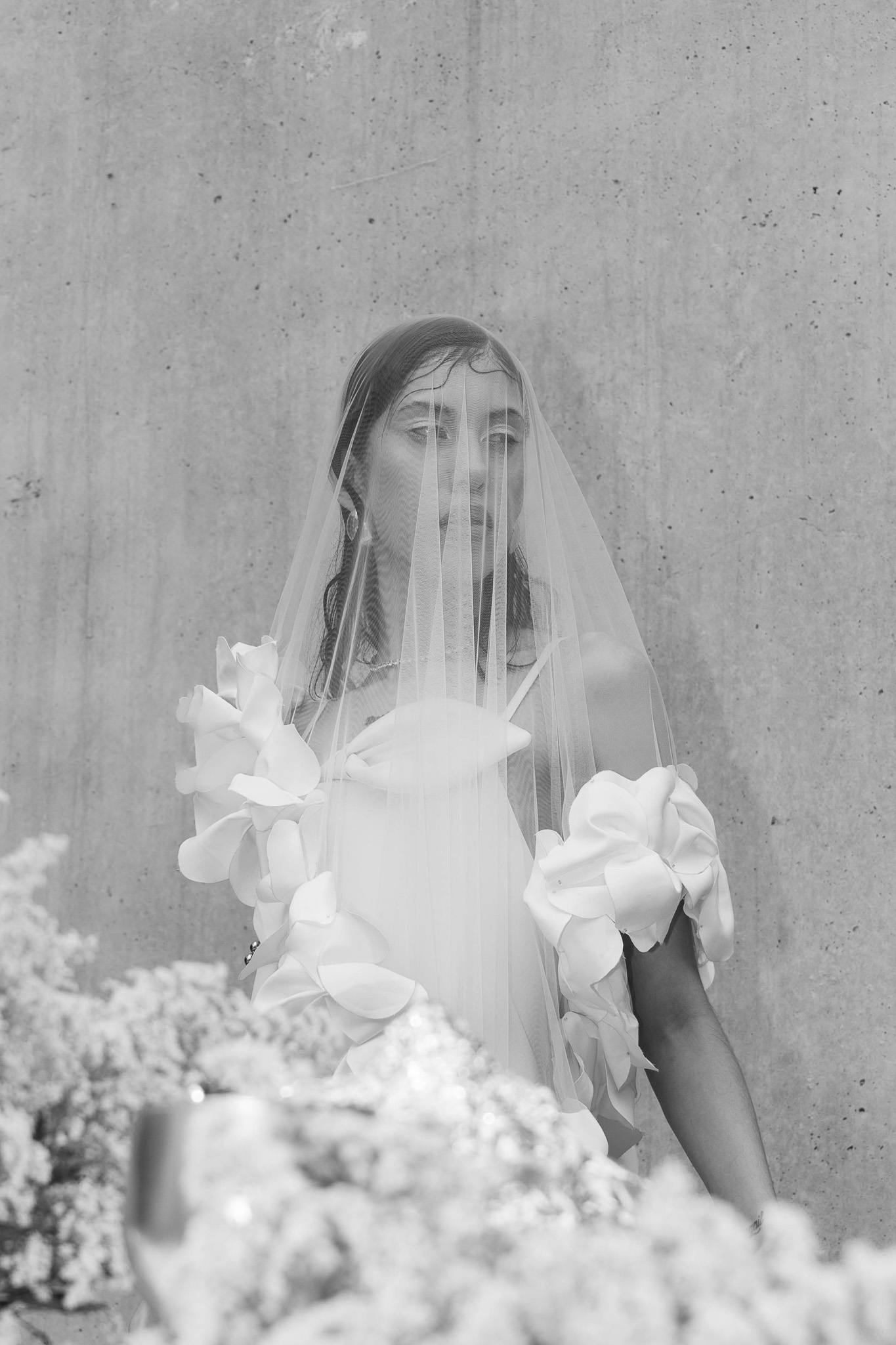 Dirección visual editorial contemporánea con tonos hueso y nude