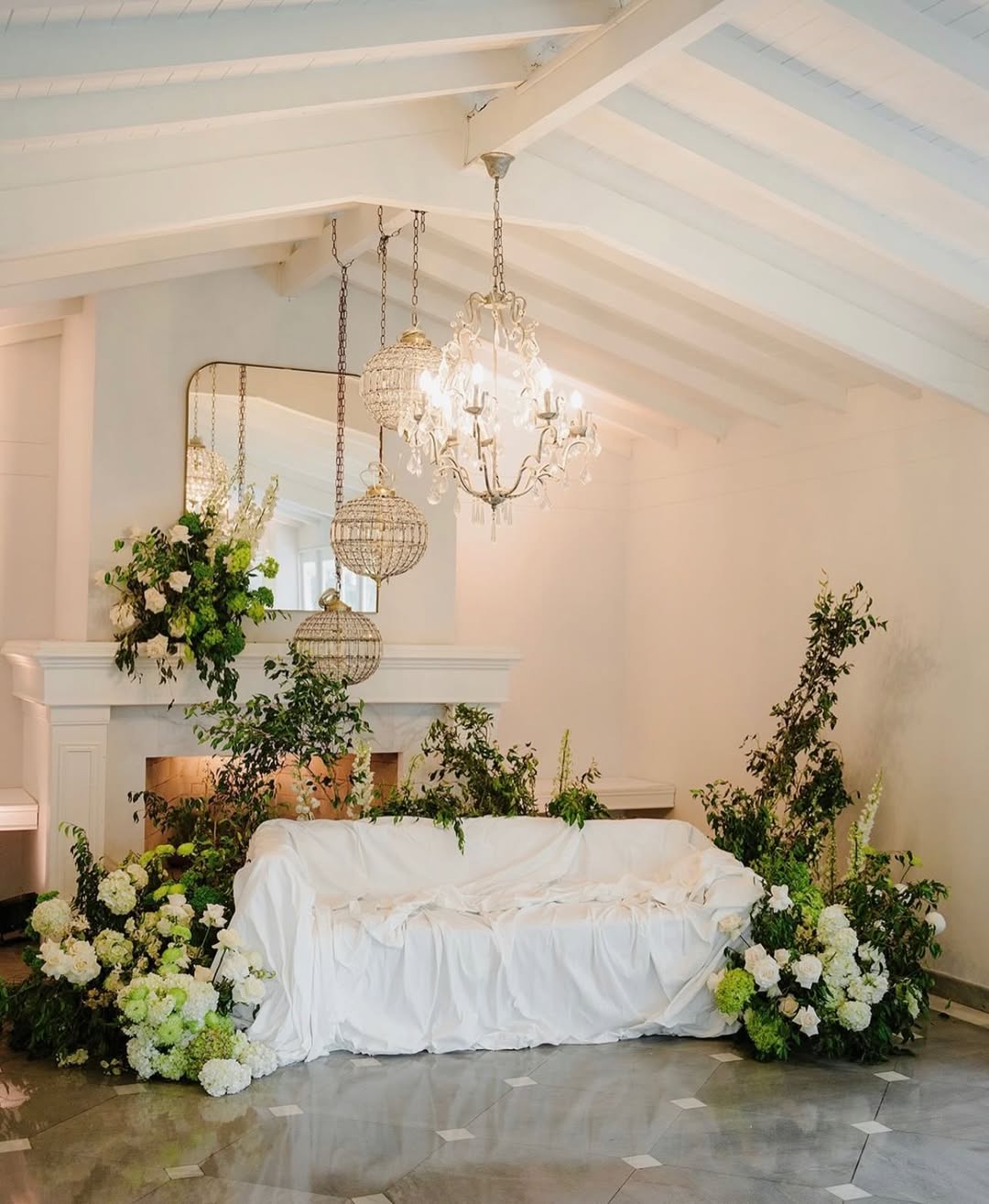 Boda blanca con verdes botánicos naturales y diseño orgánico