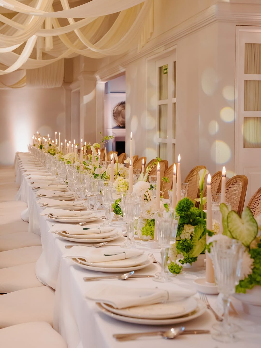 Recepción de boda ivory contemporánea con estética orgánica glam