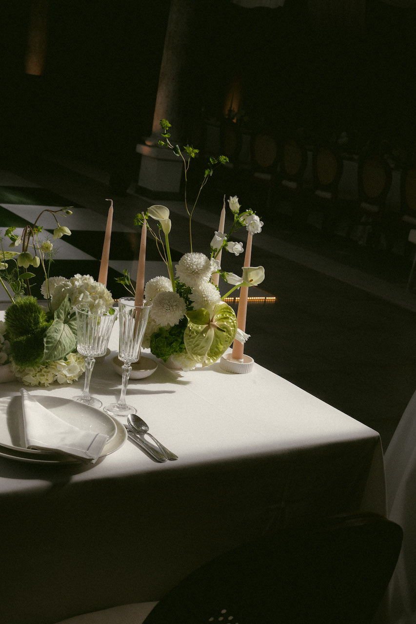 Boda blanca orgánica glam con flores ivory, verdes botánicos y velas nude