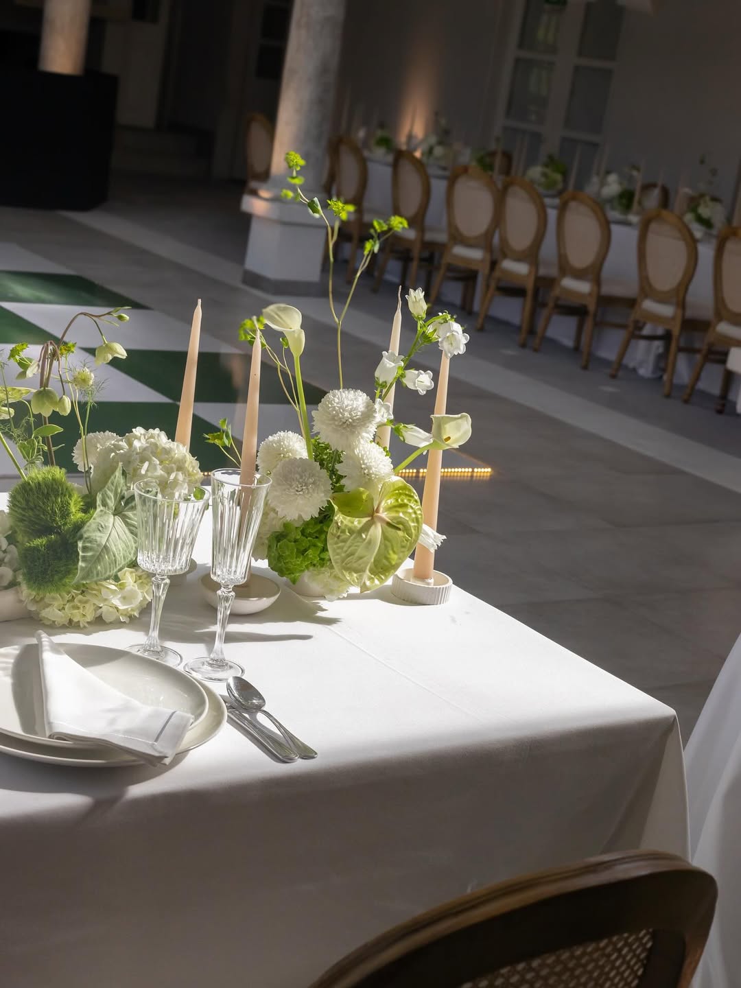 Velas ivory y nude para decoración de boda elegante