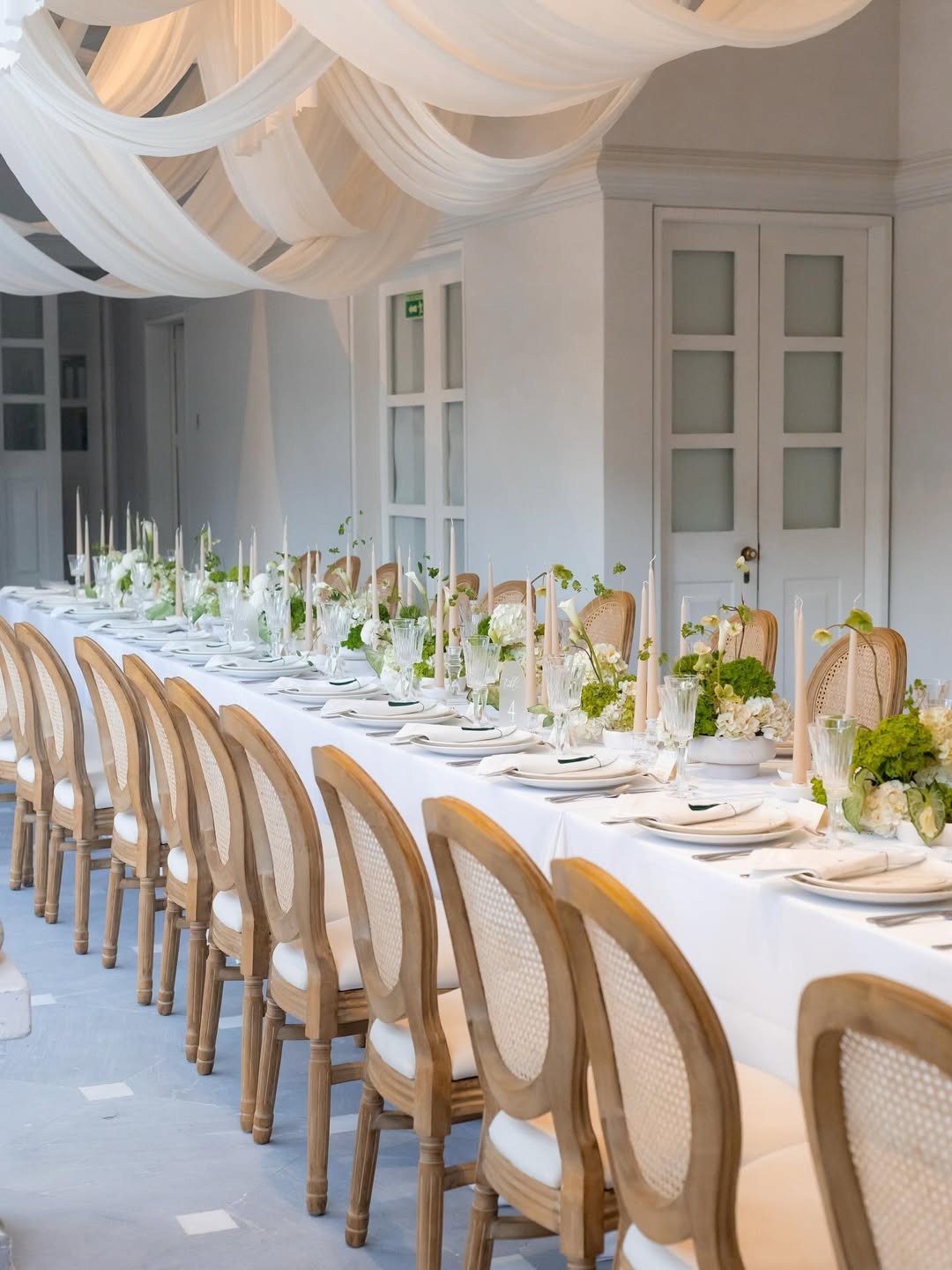 Diseño floral blanco orgánico glam para boda contemporánea