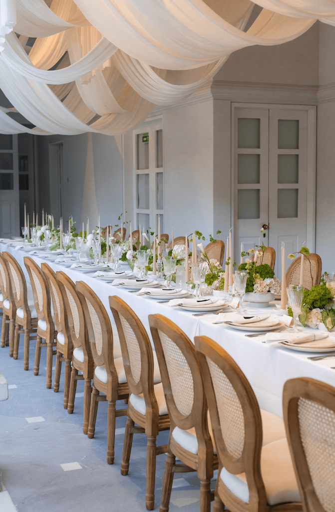 Detalle de styling y velas en una boda