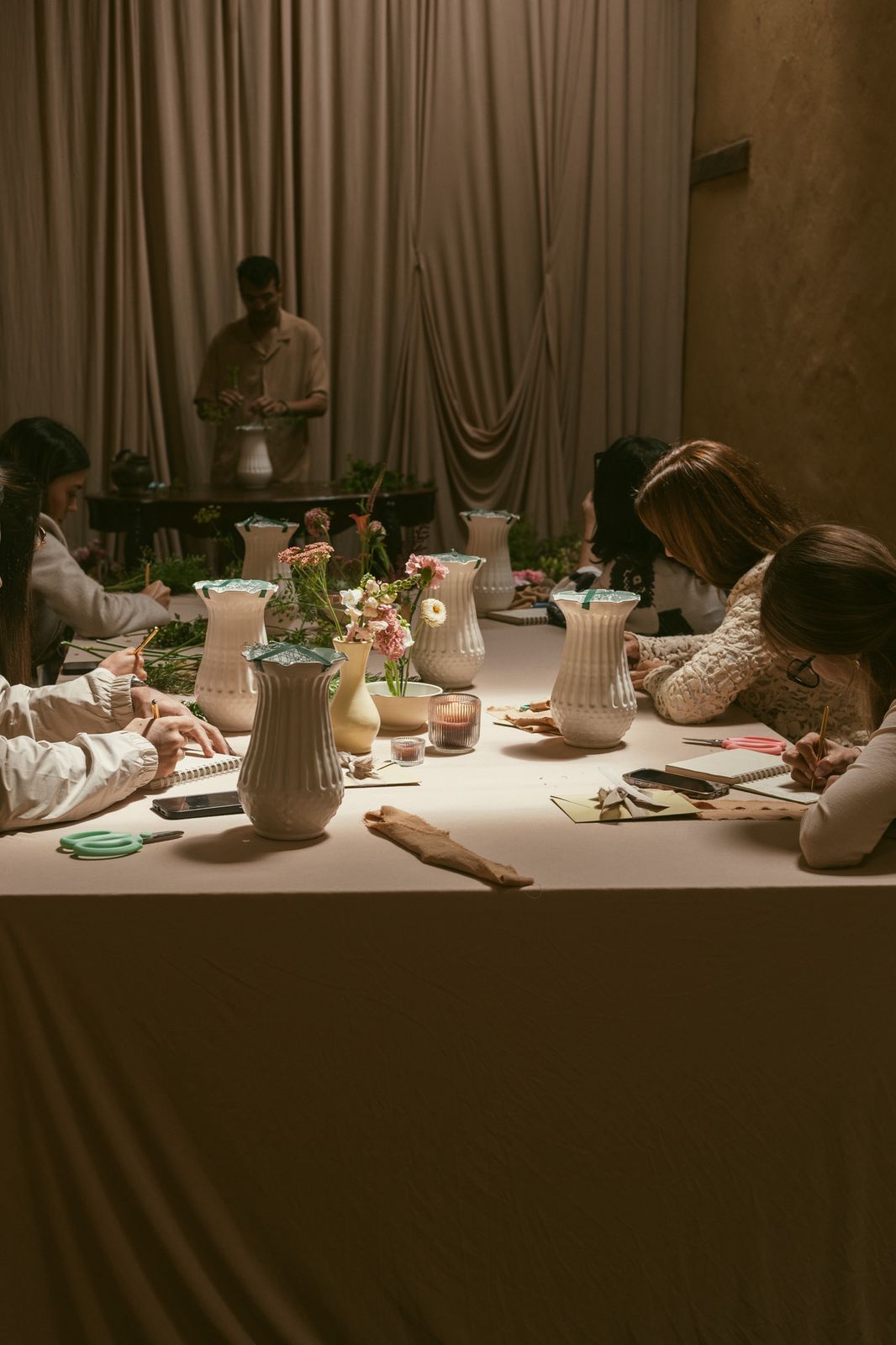 Workshop floral en design studio XCANDLES con estética premium