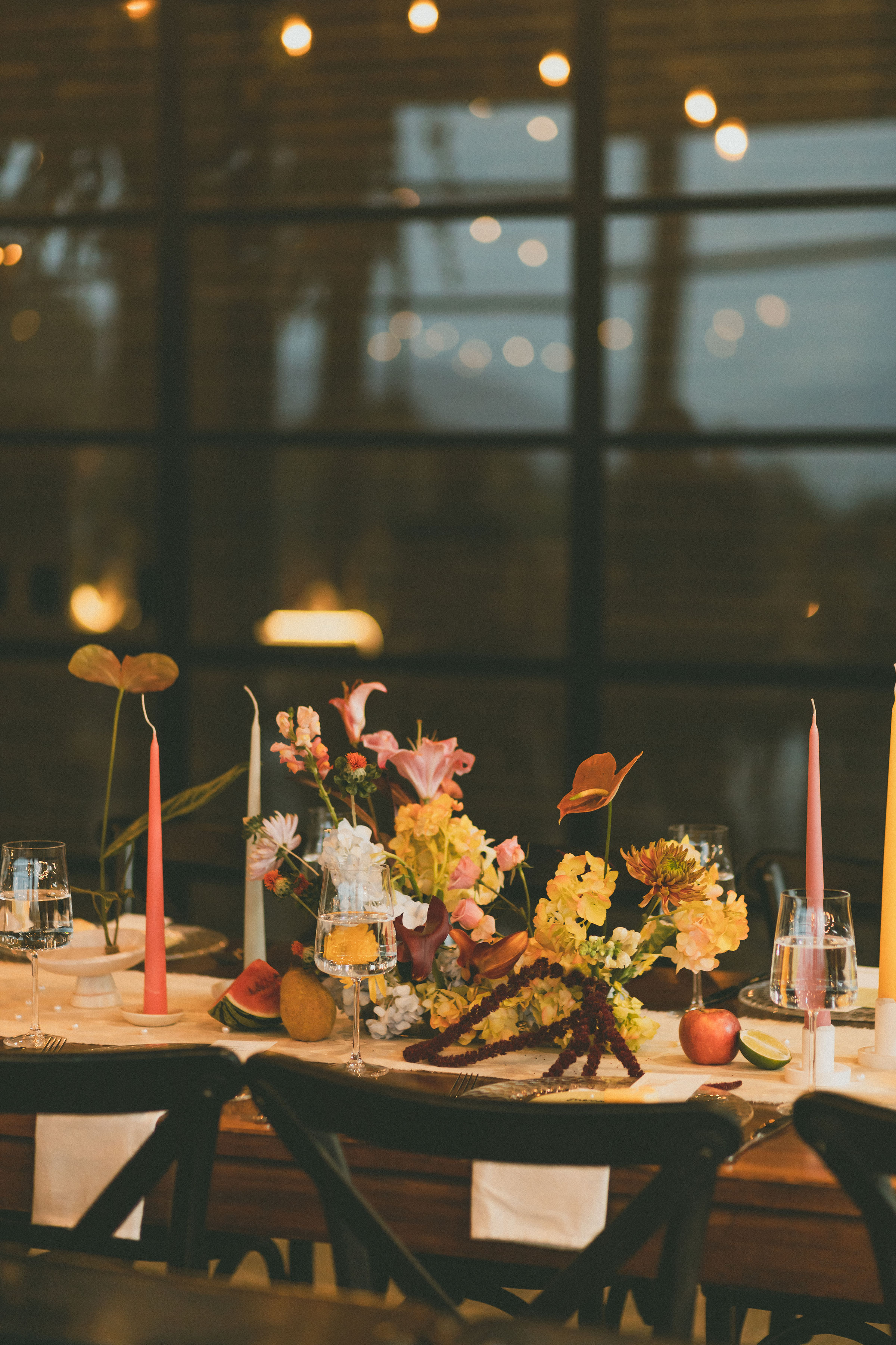 Retrato vertical editorial de la boda Aesthetic Bloom